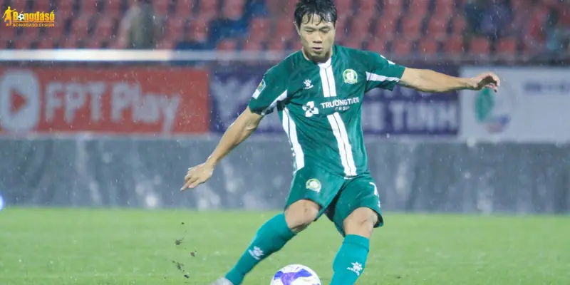 Công Phượng đá phạt